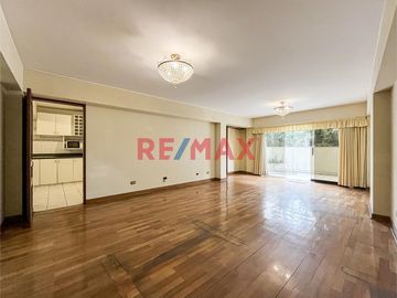 Se Vende Dpto Flat Frente A Parque                                    Primer Piso Elevado                       Santiago De Surco (Urb. Valle Hermoso)