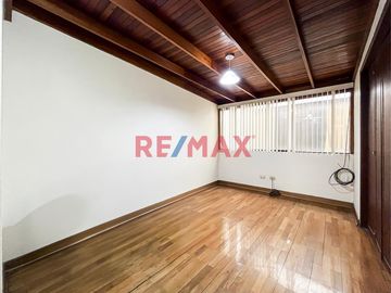 Se Vende Dpto Flat Frente A Parque                                    Primer Piso Elevado                       Santiago De Surco (Urb. Valle Hermoso)