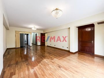 Se Vende Dpto Flat Frente A Parque                                    Primer Piso Elevado                       Santiago De Surco (Urb. Valle Hermoso)