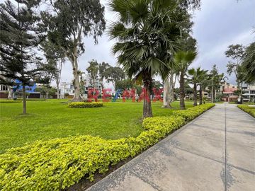 Se Vende Dpto Flat Frente A Parque                                    Primer Piso Elevado                       Santiago De Surco (Urb. Valle Hermoso)