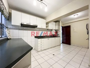 Se Vende Dpto Flat Frente A Parque                                    Primer Piso Elevado                       Santiago De Surco (Urb. Valle Hermoso)