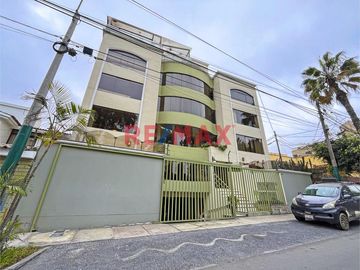 Se Vende Dpto Flat Frente A Parque                                    Primer Piso Elevado                       Santiago De Surco (Urb. Valle Hermoso)