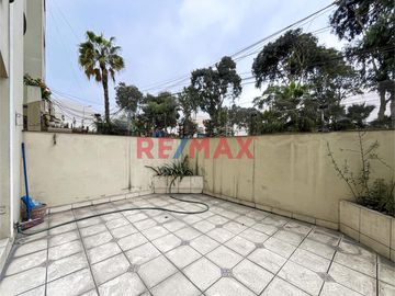 Se Vende Dpto Flat Frente A Parque                                    Primer Piso Elevado                       Santiago De Surco (Urb. Valle Hermoso)
