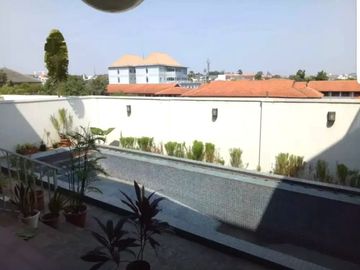 Townhouse Strategis Luas ada Kolam Renang Lebak Bulus Jakarta