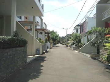 Townhouse Strategis Luas ada Kolam Renang Lebak Bulus Jakarta