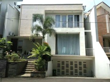 Townhouse Strategis Luas ada Kolam Renang Lebak Bulus Jakarta