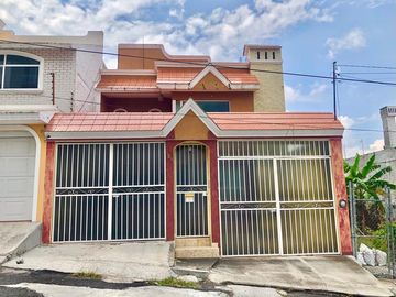 Venta de casa super ubicada a espaldas de plaza Morelia, cerca de las Américas