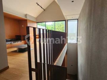 Rumah 3 Lantai Lengkap Sky Terrace di Kawasan Strategis Kemang