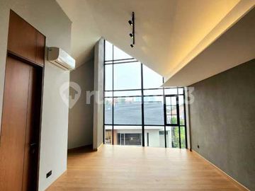 Rumah 3 Lantai Lengkap Sky Terrace di Kawasan Strategis Kemang