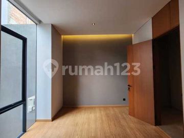 Rumah 3 Lantai Lengkap Sky Terrace di Kawasan Strategis Kemang