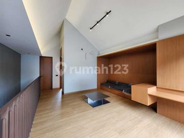 Rumah 3 Lantai Lengkap Sky Terrace di Kawasan Strategis Kemang