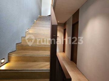 Rumah 3 Lantai Lengkap Sky Terrace di Kawasan Strategis Kemang