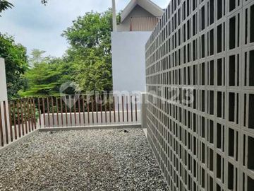Rumah 3 Lantai Lengkap Sky Terrace di Kawasan Strategis Kemang