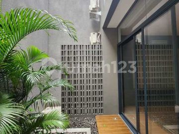 Rumah 3 Lantai Lengkap Sky Terrace di Kawasan Strategis Kemang