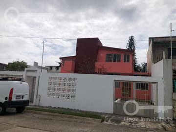 Venta de Casa de 2 Niveles en Calle Colima, Col. Petrolera, Coatzacoalcos, Veracruz.