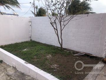Venta de Casa de 2 Niveles en Calle Colima, Col. Petrolera, Coatzacoalcos, Veracruz.