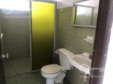 Venta de Casa de 2 Niveles en Calle Colima, Col. Petrolera, Coatzacoalcos, Veracruz.