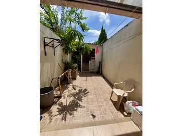 VENTA DE CASA DE DOS PISOS EN LA CASTELLANA DE MONTERA