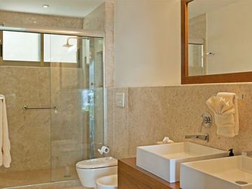Penthouse vista al mar con club de playa y restaurante, 4 albercas, gimnasio