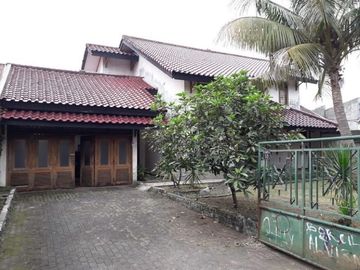 Rumah 2 lantai pinggir jalan raya pangkalan jati