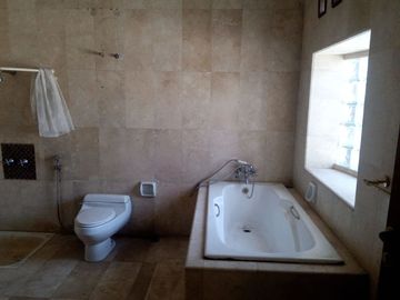Dijual Cepat Rumah 2 Lantai di Jl. Rungkut Asri Tengah, Surabaya