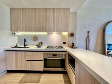 Condominio de lujo con vista al campo de golf en The Village, corasol, en venta.