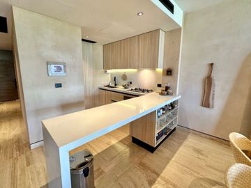 Condominio de lujo con vista al campo de golf en The Village, corasol, en venta.