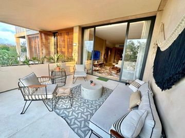 Condominio de lujo con vista al campo de golf en The Village, corasol, en venta.