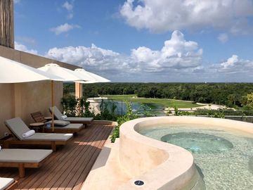 Condominio de lujo con vista al campo de golf en The Village, corasol, en venta.