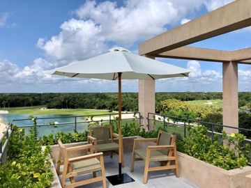 Condominio de lujo con vista al campo de golf en The Village, corasol, en venta.