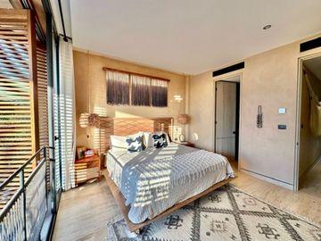 Condominio de lujo con vista al campo de golf en The Village, corasol, en venta.