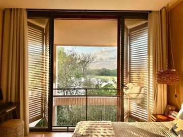 Condominio de lujo con vista al campo de golf en The Village, corasol, en venta.