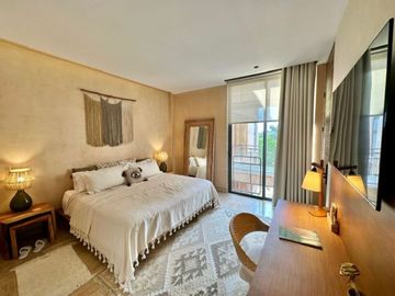 Condominio de lujo con vista al campo de golf en The Village, corasol, en venta.