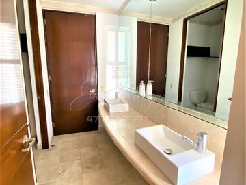 DEPARTAMENTO EN VENTA, TORRE ALTUS, JUNTO A LA SALLE, 3 REC. 3 AUTOS, DE LUJO.