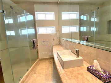 DEPARTAMENTO EN VENTA, TORRE ALTUS, JUNTO A LA SALLE, 3 REC. 3 AUTOS, DE LUJO.