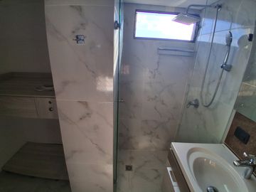 apartamento en arriendo en loma del escobero. Cod A515348