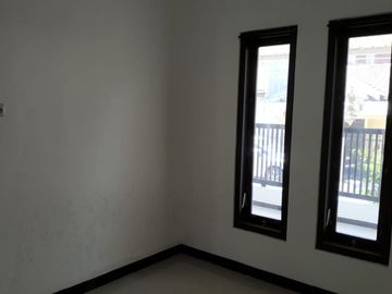 Disewakan Rumah Siap Huni Lokasi Di Jl. Manyar Jaya, Surabaya