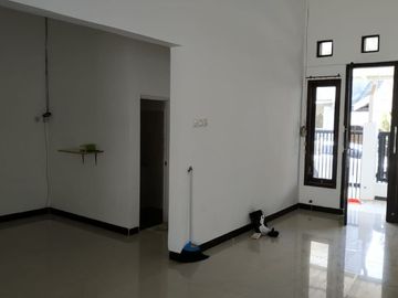 Disewakan Rumah Siap Huni Lokasi Di Jl. Manyar Jaya, Surabaya
