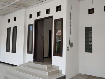 Disewakan Rumah Siap Huni Lokasi Di Jl. Manyar Jaya, Surabaya