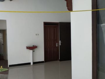 Disewakan Rumah Siap Huni Lokasi Di Jl. Manyar Jaya, Surabaya