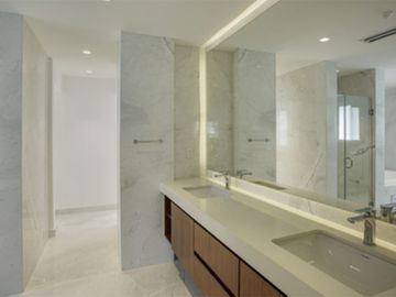 Residencia frente al lago, alberca privada, doble altura, en residencial con cas