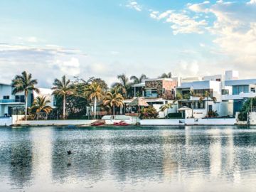 Residencia frente al lago, alberca privada, doble altura, en residencial con cas
