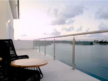 Residencia frente al lago, alberca privada, doble altura, en residencial con cas