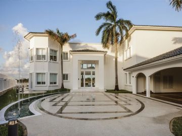 Residencia frente al lago, alberca privada, doble altura, en residencial con cas