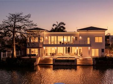 Residencia frente al lago, alberca privada, doble altura, en residencial con cas