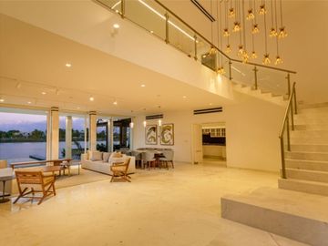 Residencia frente al lago, alberca privada, doble altura, en residencial con cas