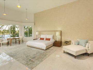 Residencia frente al lago, alberca privada, doble altura, en residencial con cas