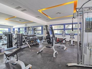 Residencia frente al lago, alberca privada, doble altura, en residencial con cas
