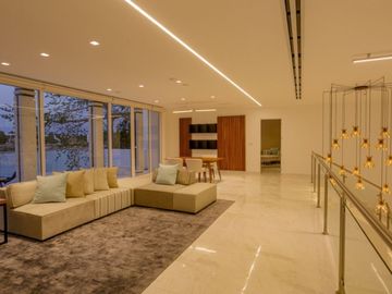 Residencia frente al lago, alberca privada, doble altura, en residencial con cas