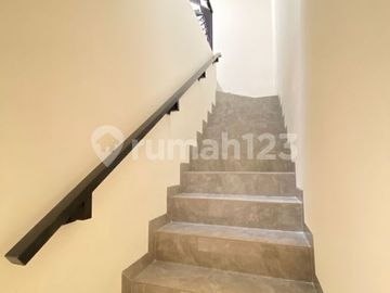 Brand New Rumah Minimalis Modern Dalam Komplek di Cirendeu